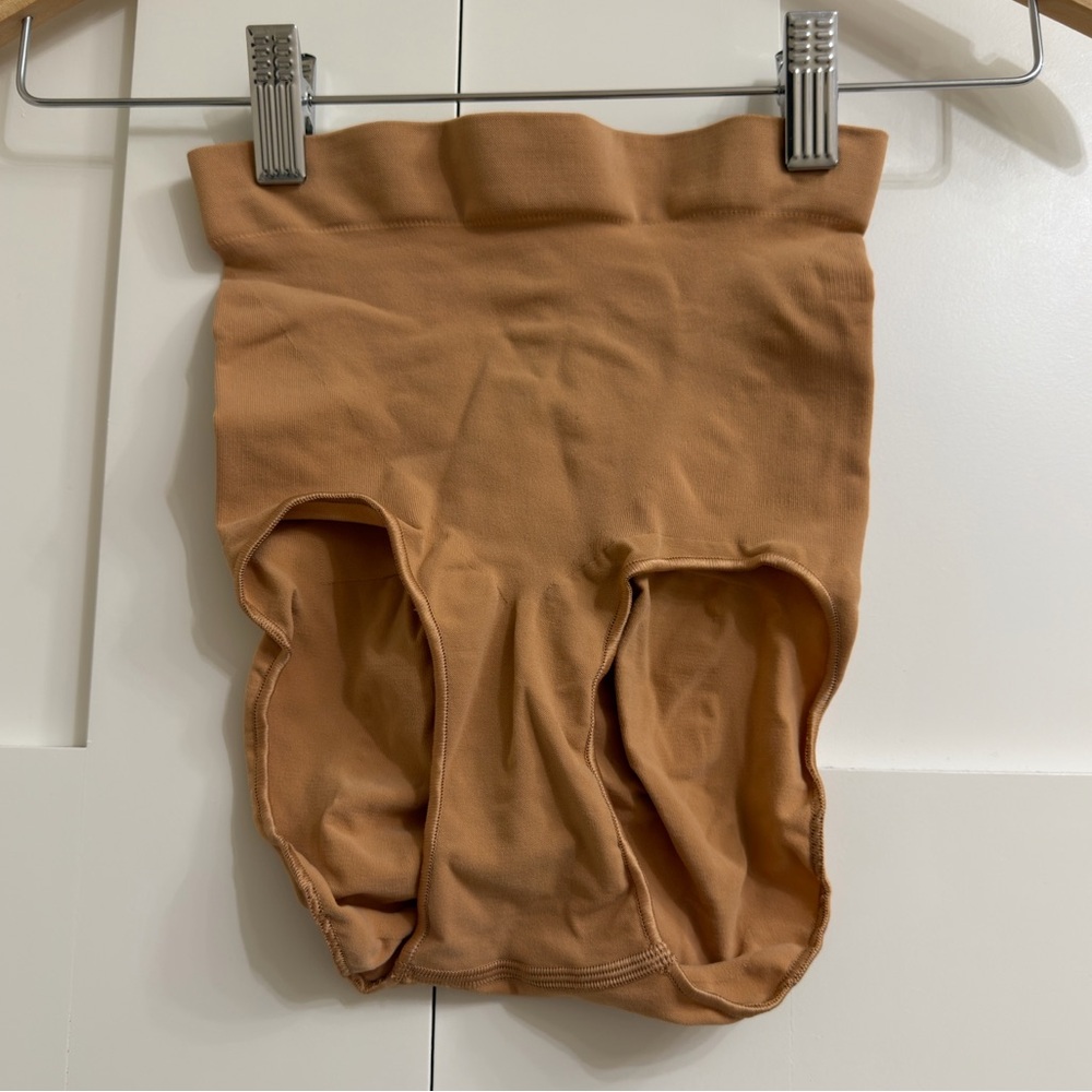 Skims sculpting mid-waist brief in Ochre, Size L-XL